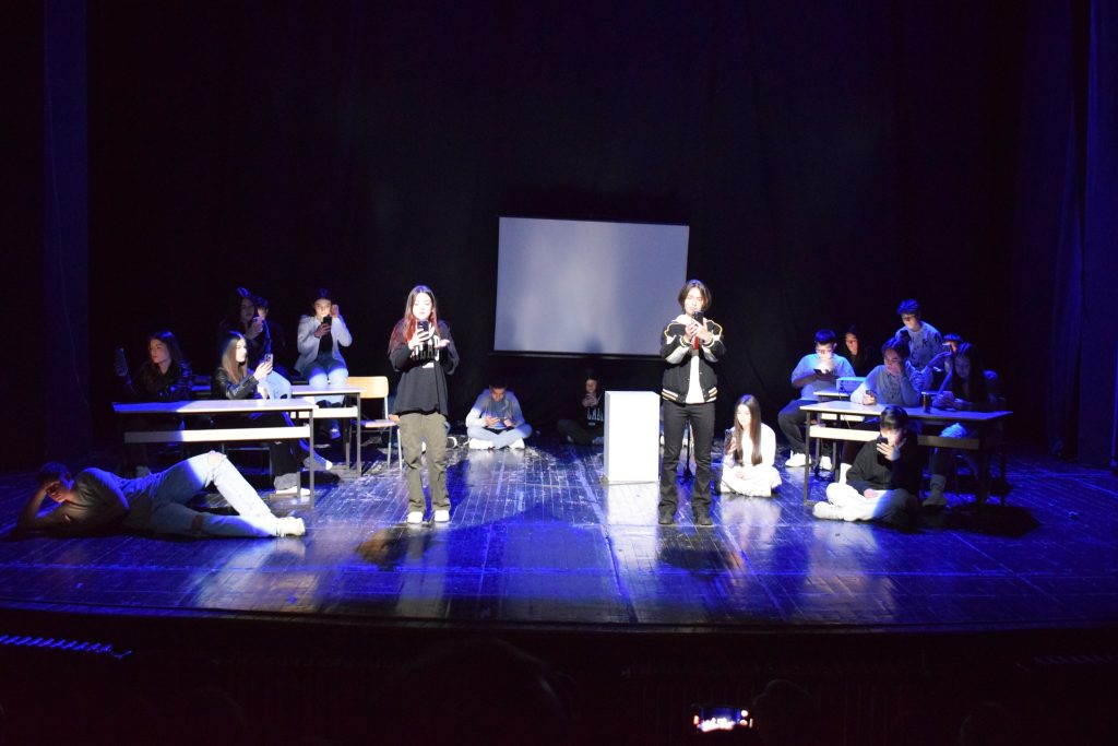 Mbrëmbje e vargjeve dhe artistëve të talentuar “Në vorbullën e antitezës”